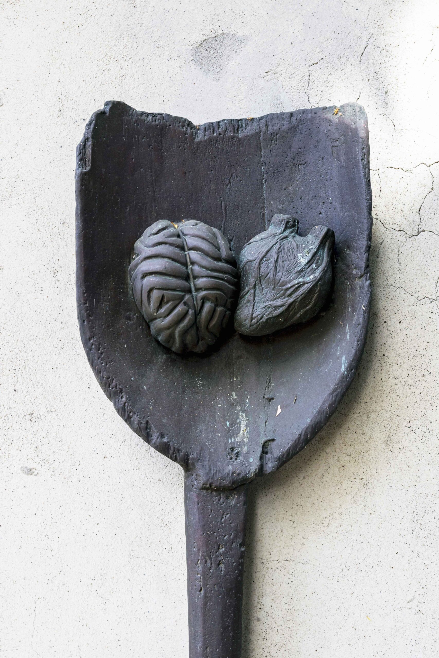 CAludio Costa, Scultura in bronzo "Cervello e cuore"