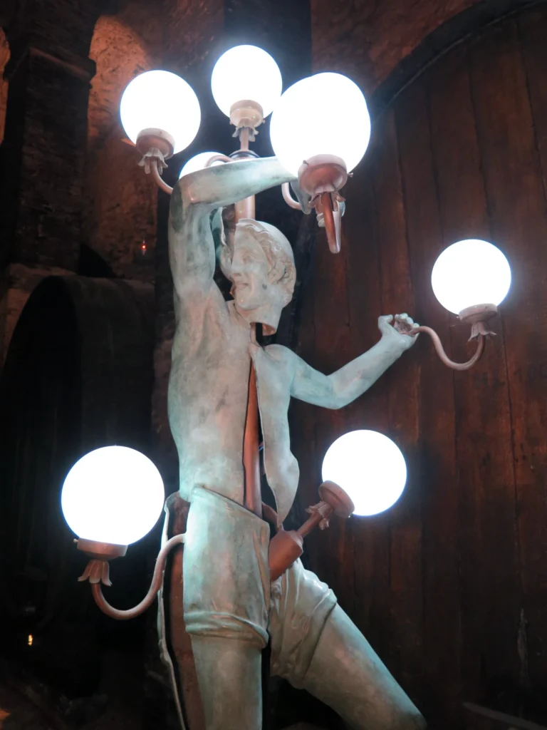 Arman Il giocoliere di notre dame esposto a Montepulciano