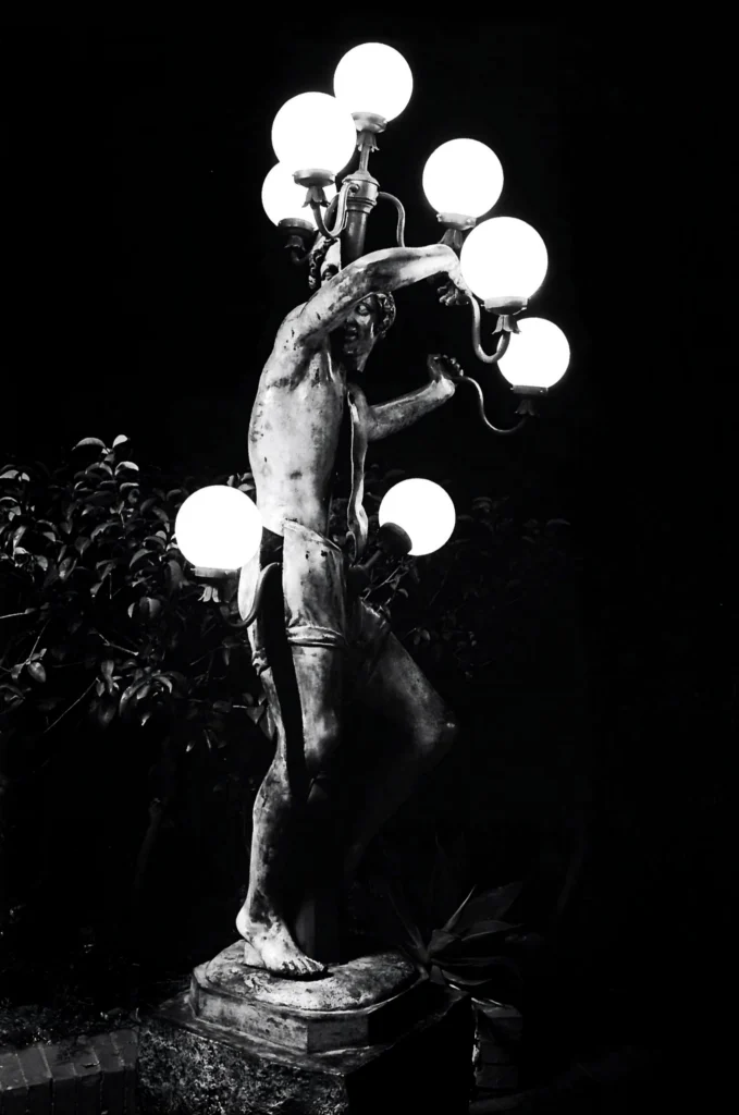 Arman Il giocoliere di notre dame illuminato di notte